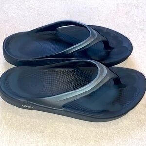 OOFOS Women’s black / silver metallic recovery thong flip flop sandal Sz 8